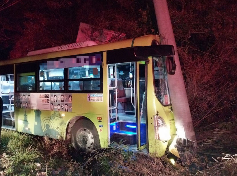 경주 시내버스, 전신주와 충돌… 3명 부상