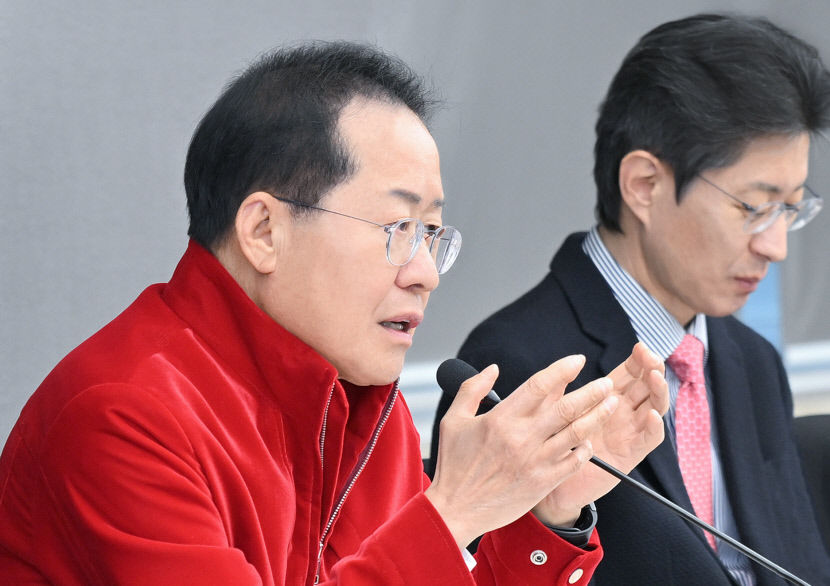 홍준표 시장, 간부회의서 공직자들 흔들림 없이 업무 충실해야
