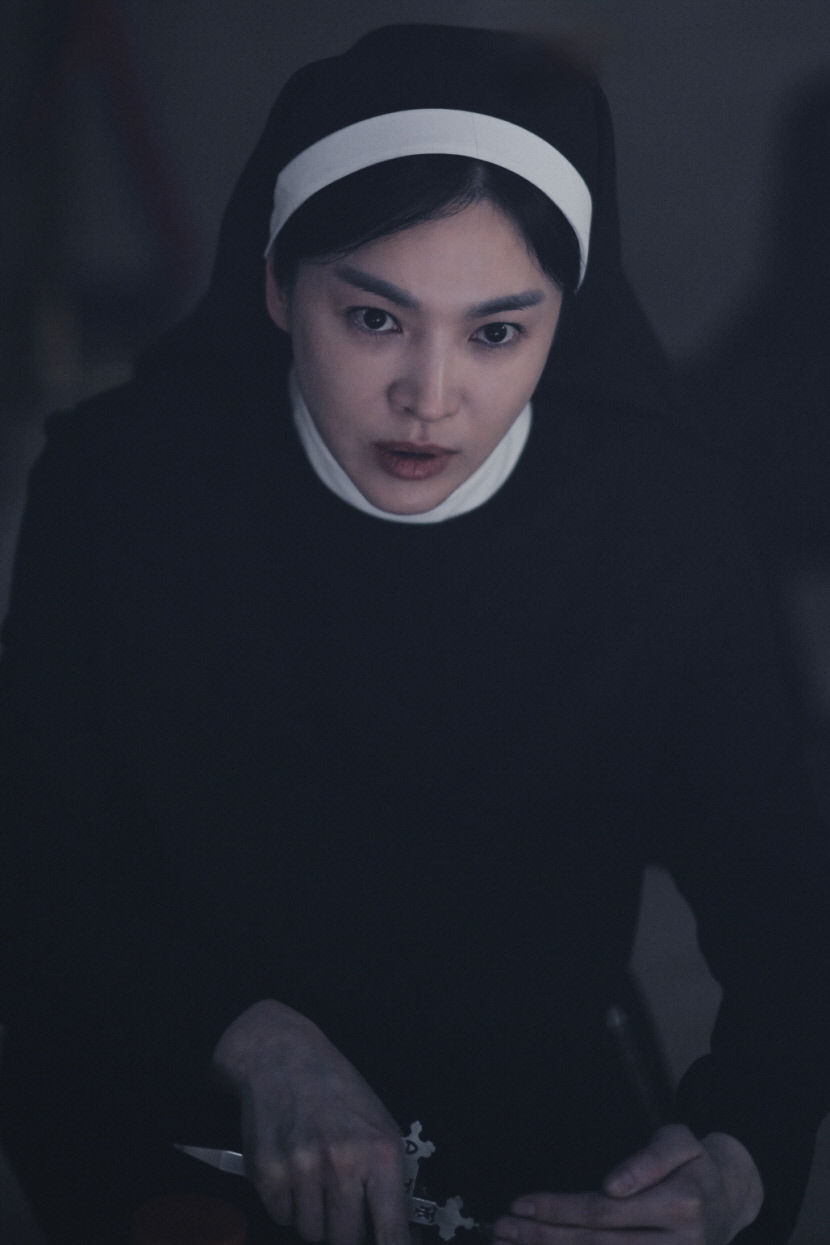 송혜교, 퇴마의식 치르는 수녀로 변신
