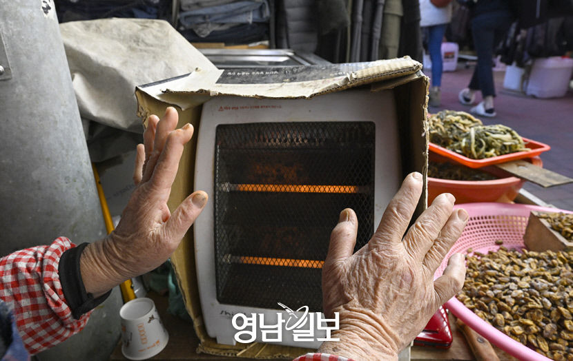 [포토뉴스] 상인 언 손 녹이는 작은 불빛