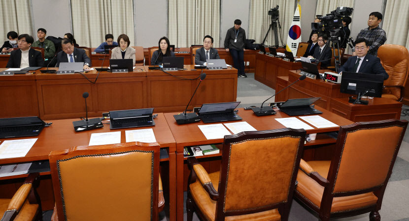 19일 오전 열린 국회 운영위원회 전체회의에서 더불어민주당 소속 박찬대 위원장이 여당 위원석을 바라보고 있다.국민의힘 소속 위원들과 대통령실 관계자들은 불참 했다. 연합뉴스