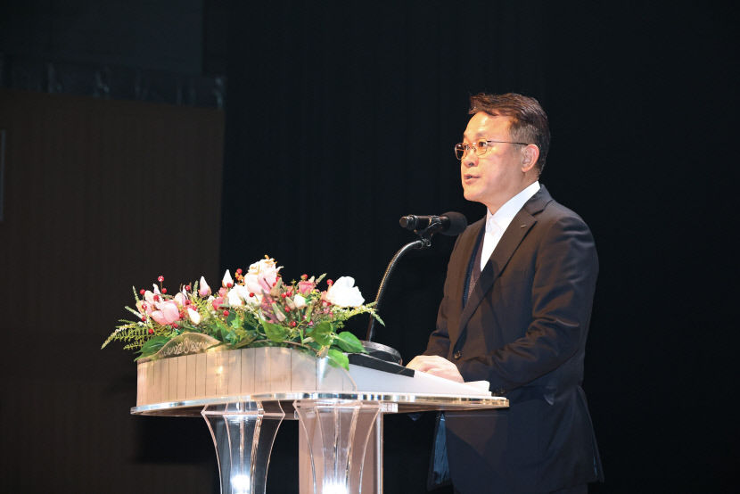 동료·가족 축하 속 포스코 근무 마무리…포항제철소, 2024년 정년퇴직 행사 개최