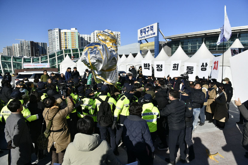 동대구역 광장에 박정희 동상 설치 완료…23일 제막식 공방