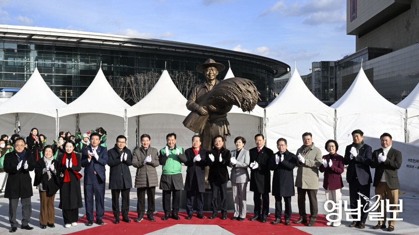 [포토뉴스] 동대구역 앞에 세워진 박정희 대통령 동상