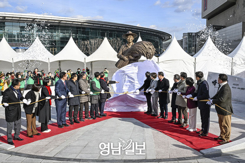[포토뉴스] 볏짚 든 동대구역 박정희와 손을 든 경북도청 박정희