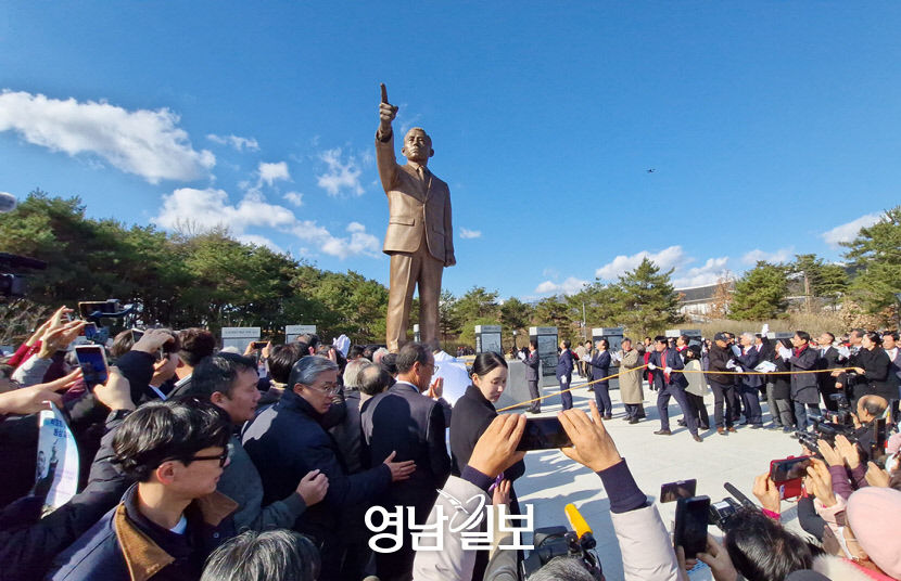 [포토뉴스] 볏짚 든 동대구역 박정희와 손을 든 경북도청 박정희