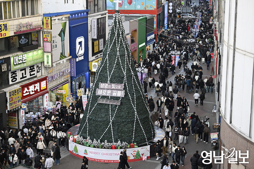 [포토뉴스] 동성로 성탄절만 같아라...청춘남녀 북적
