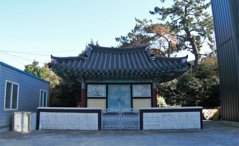 [주말&여행] 부산 기장 칠암항, 3색 매력 야구·갈매기·붕장어등대…인생항로도 밝혀줄까