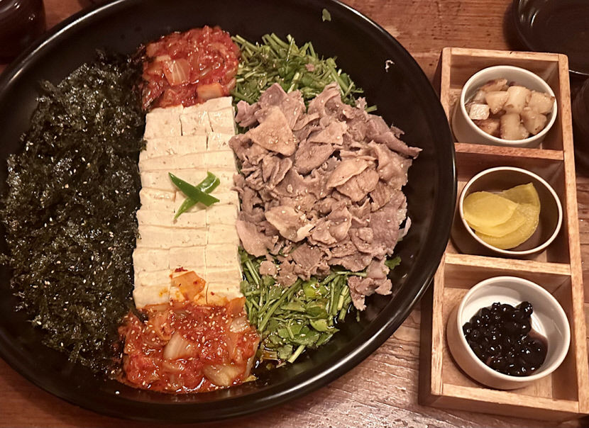 [대구 맛집] 대구 남구 놋그릇과 항아리…아늑한 조명 아래 일품 두부김치와 막걸리 한잔