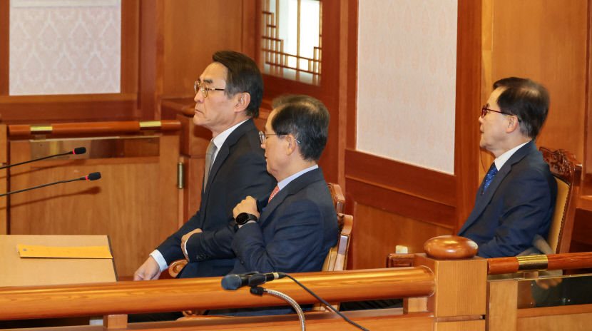 헌재, 尹대통령 탄핵심판 시작…윤 측 절차부터 적법하지 않아