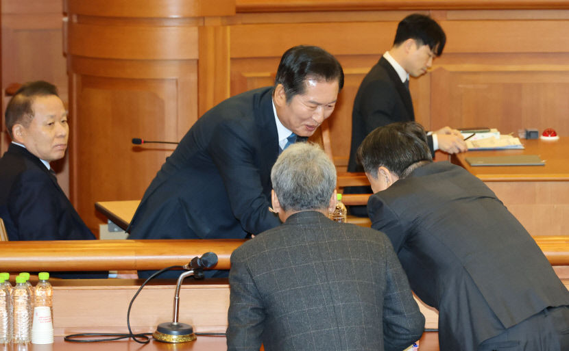 헌재, 尹대통령 탄핵심판 시작…윤 측 절차부터 적법하지 않아