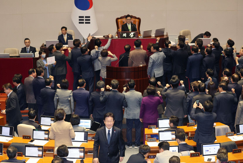 헌정사 최초 대통령 권한대행 탄핵안 통과…韓 국회 존중에도 與 즉각 법적대응