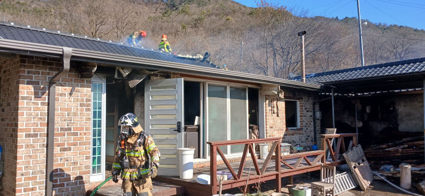 경북 의성군 주택 화재로 2동 소실… 인명 피해 없어