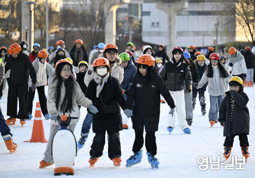 [포토뉴스] 빙판 위를 씽씽~스케이트 타기 딱 좋은 날씨네