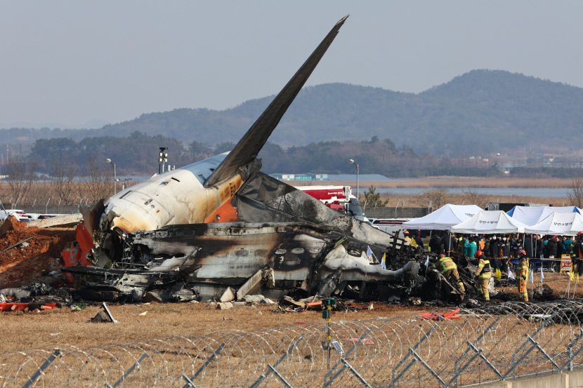 29일 오후 전남 무안군 무안국제공항에서 발생한 항공기 폭발사고 현장에서 소방대원들이 구조작업을 펼치고 있다. 연합뉴스