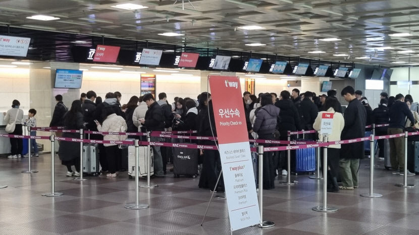 29일 오후 12시쯤 대구국제공항에서 시민들이 국제선 비행기에 탑승하기 위한 수속을 기다리고 있다.