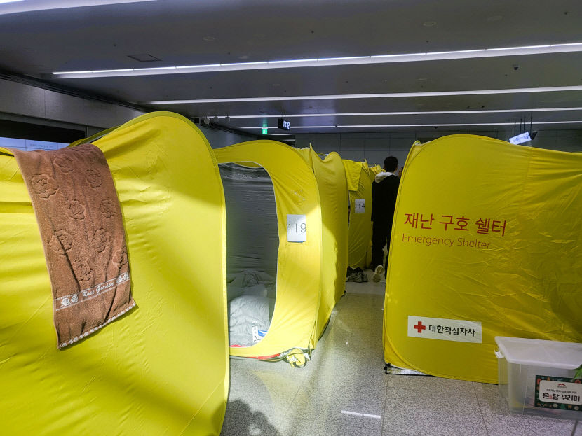 [제주항공 여객기 참사] [르포] 도대체 이게 무슨 일 슬픔·분노 뒤덮인 무안공항