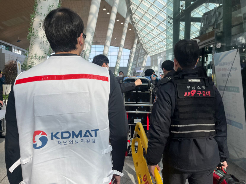 [제주항공 여객기 참사] [르포] 도대체 이게 무슨 일 슬픔·분노 뒤덮인 무안공항