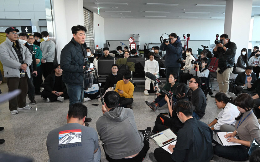 [제주항공 여객기 참사] [르포] 도대체 이게 무슨 일 슬픔·분노 뒤덮인 무안공항