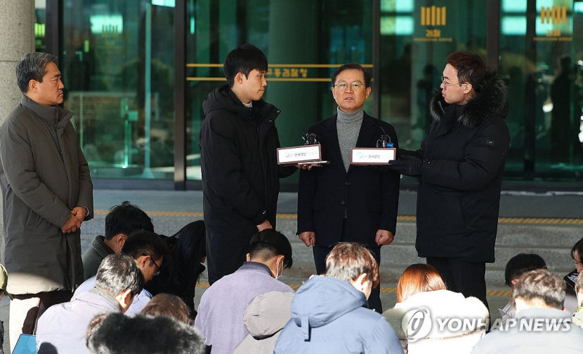 윤 대통령 변호인단, 체포영장 불복…헌재에 효력정지 신청