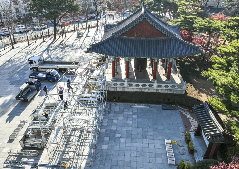[포토뉴스] 타종 대신 추모, 철거되는 달구벌대종 임시 무대