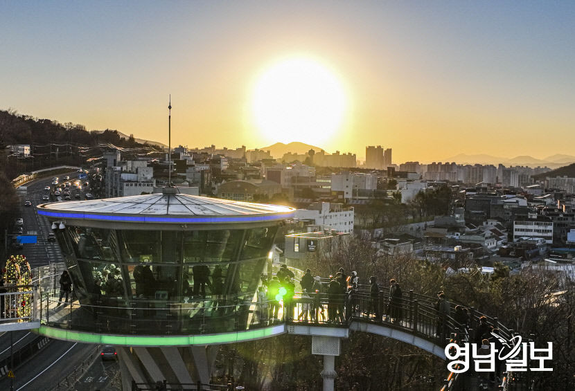 [포토뉴스] 앞산에서 바라보는 갑진년의 마지막 황혼
