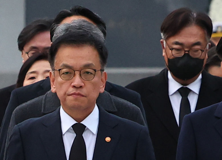 최상목 헌법재판관 임명에 대통령실·정부 항의성 사표 이어져