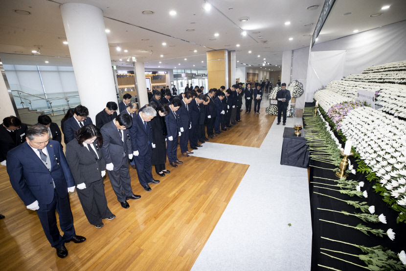 지난 31일 경북도청 동락관 1층에 마련된 '제주항공 여객기 사고 사망자 합동분향소'에 경북도의원들과 도의회 사무처 직원들이 찾아 조문하고 있다.<경북도의회 제공>