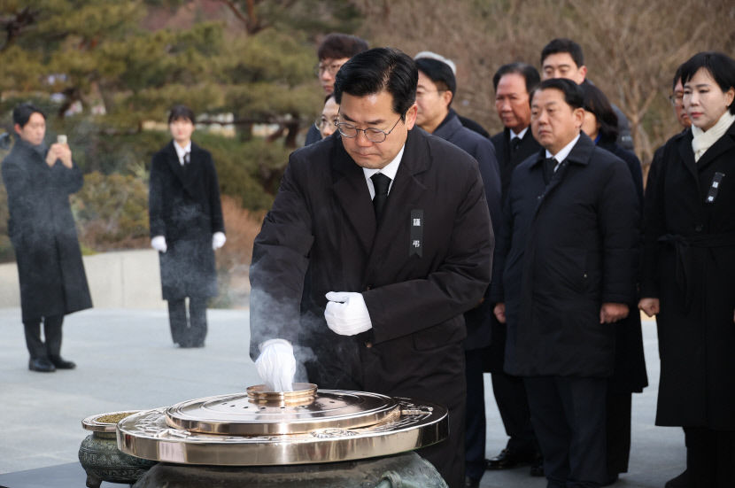 여야 지도부, 새해 첫날 현충원 참배하며 국정 및 민생 안정 최우선 한 목소리