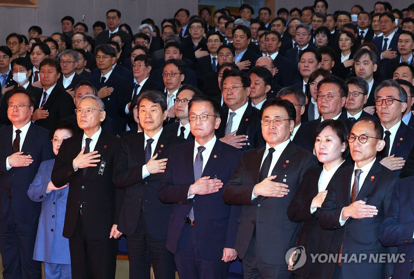 최상목 대행 시무식서 국정 안정 위해 공직자 혼신 다해야