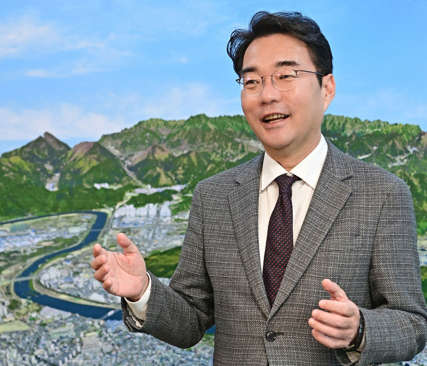 신년사도 서면 대체… 윤석준 대구 동구청장 사퇴 압박 거세지나