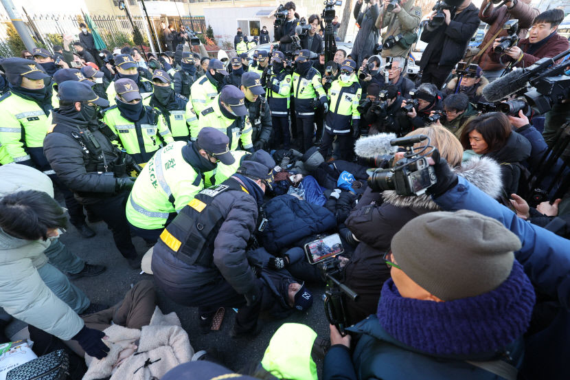경찰, 尹 관저 앞 체포 저지 농성 지지자들 강제해산 시작