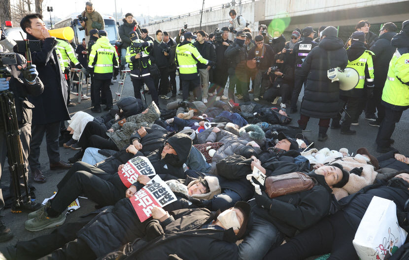 헌정사상 초유 현직 대통령 신병 강제 체포 초읽기