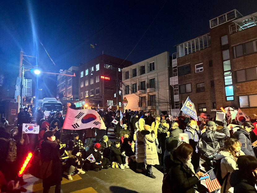 尹 관저 앞 드러누운 지지자들…강제 해산 경찰과 몸싸움 아수라장
