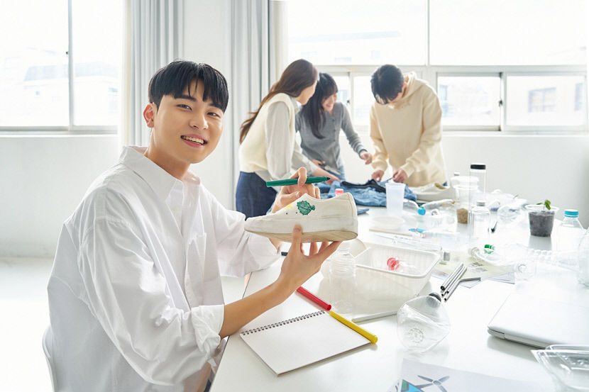 [위클리포유 커버 스토리] 2025 트렌드 뉴스 체크 (1) AI 산업계 장악, 불황에 뜨는 요노족, 영화계 거장 등판
