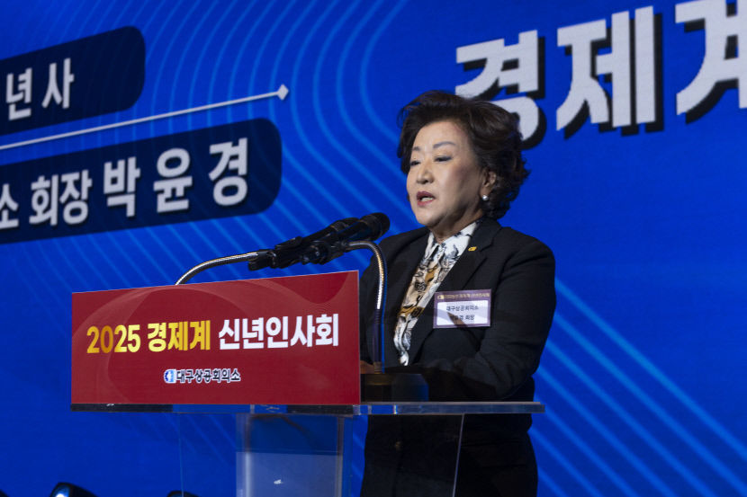 박윤경 회장 푸른 뱀의 날카로운 통찰력과 유연한 대처로 어려움 극복하자