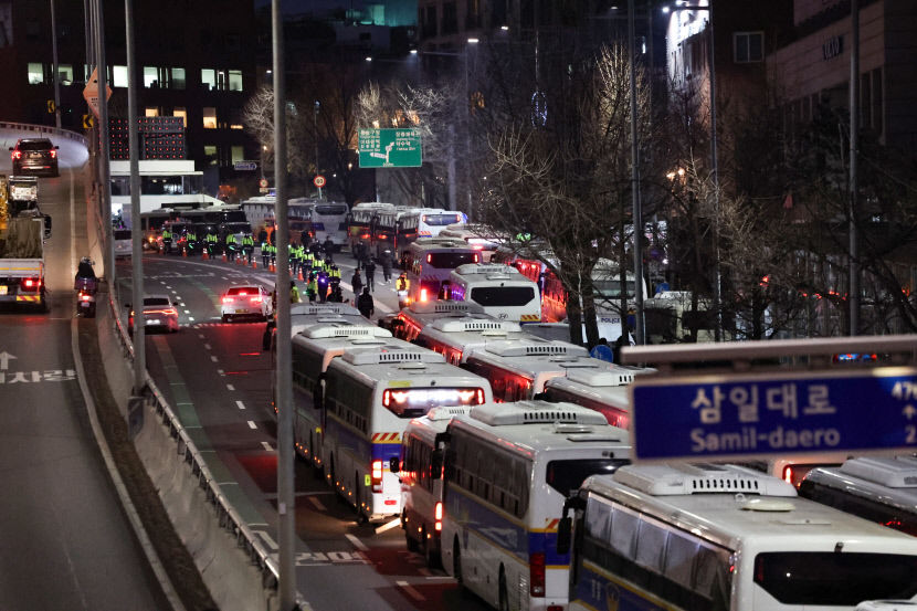 [속보] 공수처, 윤대통령 관저 앞 도착…체포영장 집행 임박