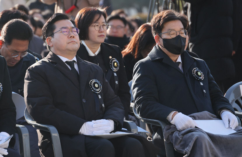 尹 체포 공수처, 2시간 넘게 경호처와 대치 중…덩달아 여야도 대치