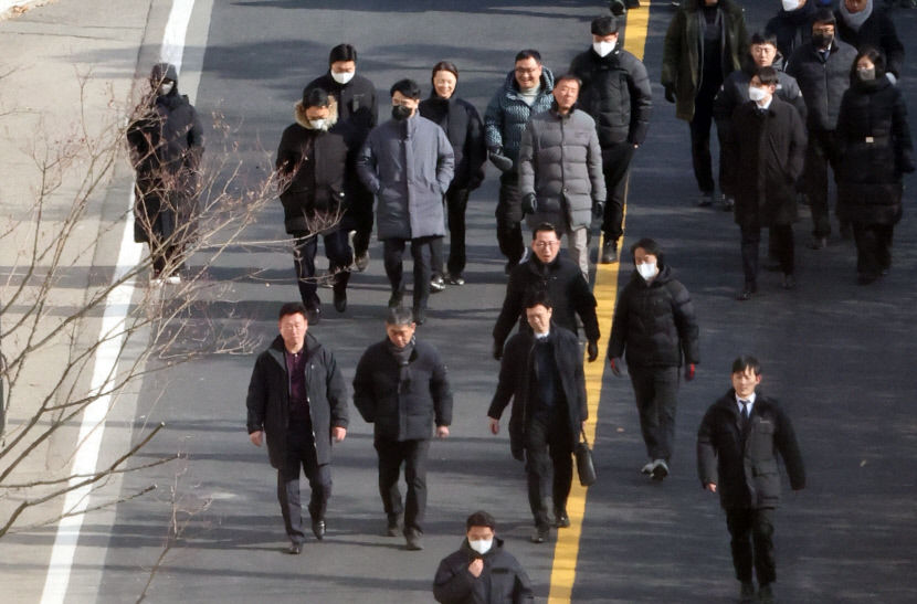 고위공직자범죄수사처가 윤석열 대통령의 체포영장 집행에 나선 3일 서울 용산구 한남동 대통령 관저 경내에서 공수처 수사관 등이 내려오고 있다. 연합뉴스.