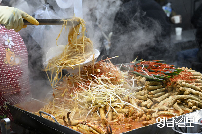 추운 날씨엔 서문시장 매콤한 양념 어묵
