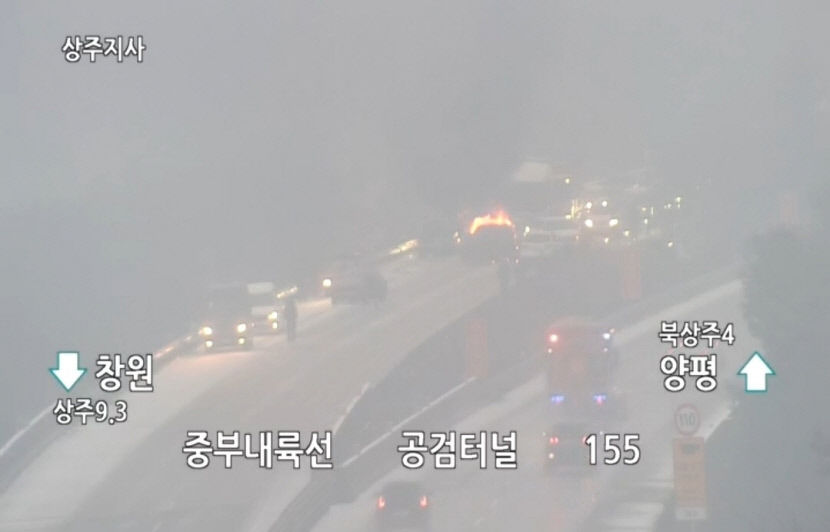 [속보] 상주 중부내륙고속도로서 빙판길 다중 추돌사고
