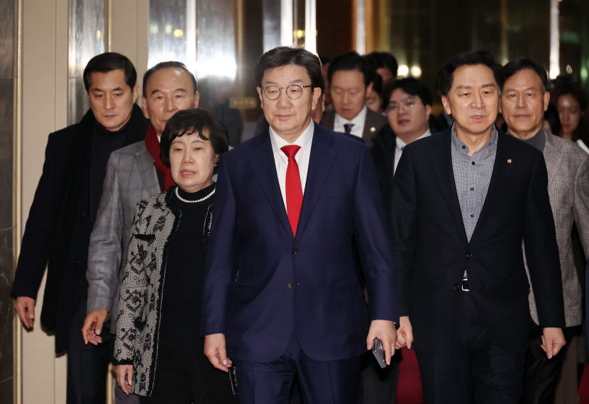 한남동 관저 앞에 집결한 의원들에 대해 우려 목소리도 나와