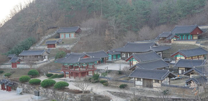 영천 임고서원 대형 버스 주차난 심각