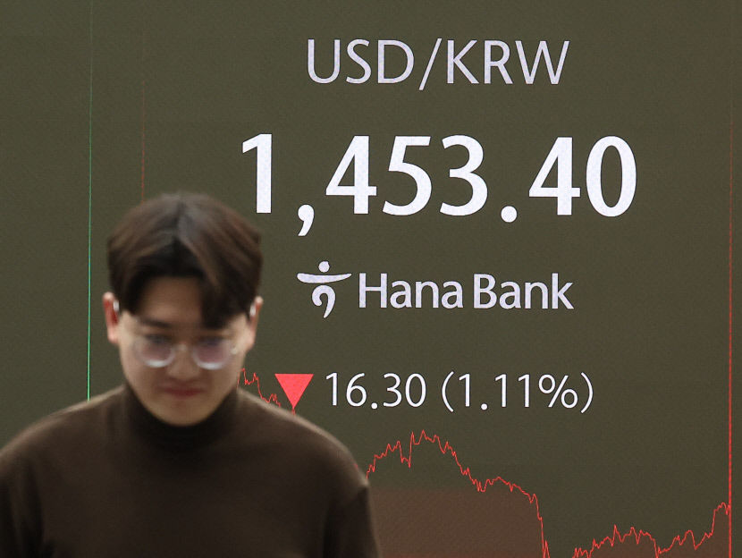 7일 오후 서울 중구 하나은행 딜링룸에서 딜러가 업무를 보고 있다. 이날 원·달러 환율은 오후 3시 30분 기준 전날보다 16.2원 내린 1천453.5원을 기록했다. 코스피는 전 거래일보다 3.46포인트(0.14%) 오른 2,492.10로 장을 마감했다. 연합뉴스