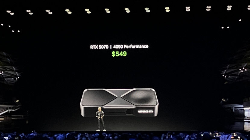 [CES 2025] 엔비디아 CEO 젠슨 황, 로봇과 함께 기조연설
