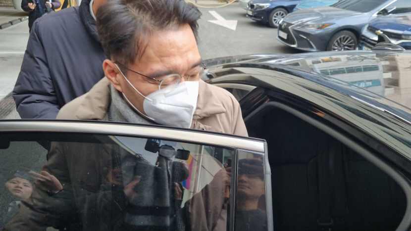 윤석준 대구 동구청장 첫 공판...혐의 인정 여부  다음에 답하겠다