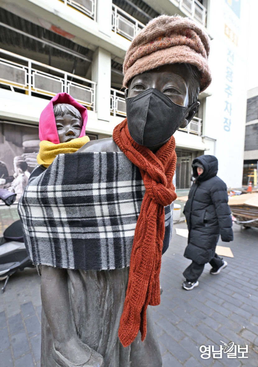 강추위에 목도리와 모자, 마스크로 중무장