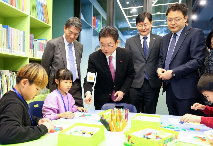 이철우 경북도지사가 K-공공보둠 1호에 방문해 아이들을 살피고 있다. 경북도 제공