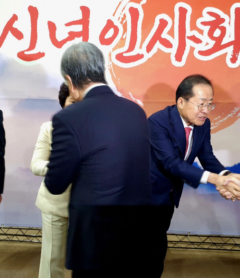 새해 복 많이 신년인사회서 덕담 나누는 洪 시장