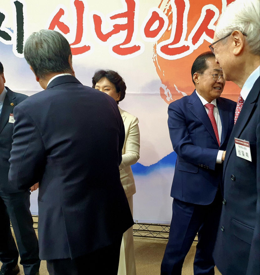새해 복 많이 신년인사회서 덕담 나누는 洪 시장